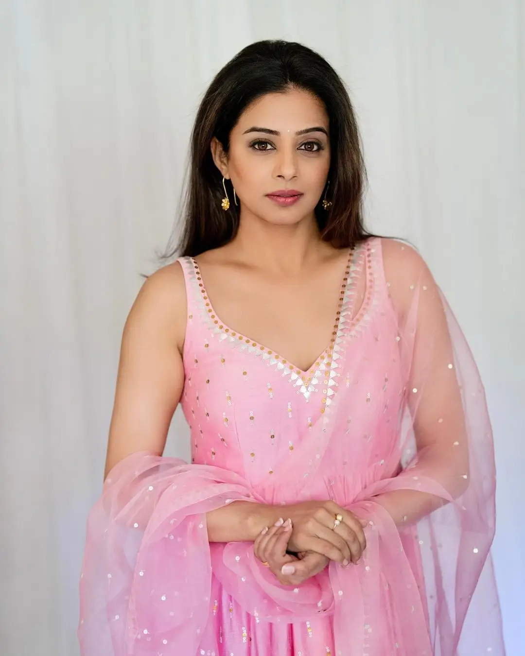 PRIYAMANI IN SOUTH INDIAN TRADITIONAL SLEEVELESS PINK GOWN SLEEVELESS 1